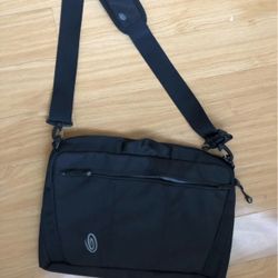 New Timbuk2 messenger laptop bag black with inner pockets 18x13 inches. Crossbody Bag. 
