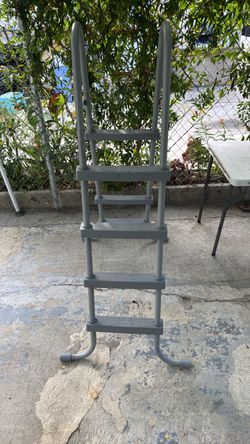 Pool ladder almost new