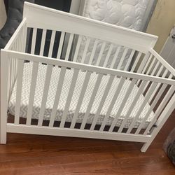 WHITE ADJUSTABLE BABY CRIB WITH MATTRESS