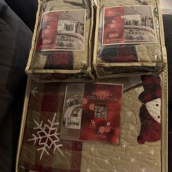 King Size Holiday Quilt And Pillow Cases