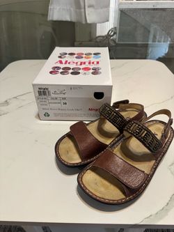 LADIES LEATHER SANDALS 8 1/2