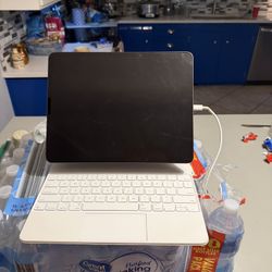 iPad Pro 12.9 5th Gen 512GB (Cracked screen) + Magic Keyboard