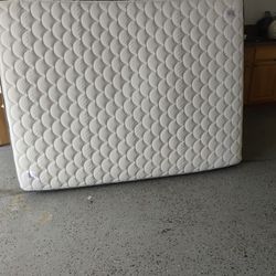 Queen Size Mattress100 ! No Box Spring 