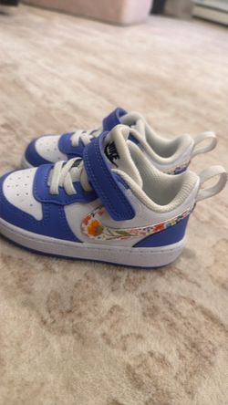 Nike girls Toddler Sneakers Blue and White