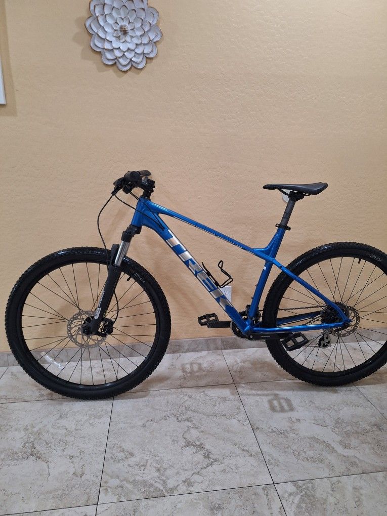 TREK MARLIN 6 MOUNTAIN BIKE 29 ER LIKE NEW ( CHECK MY OTHER BIKES)