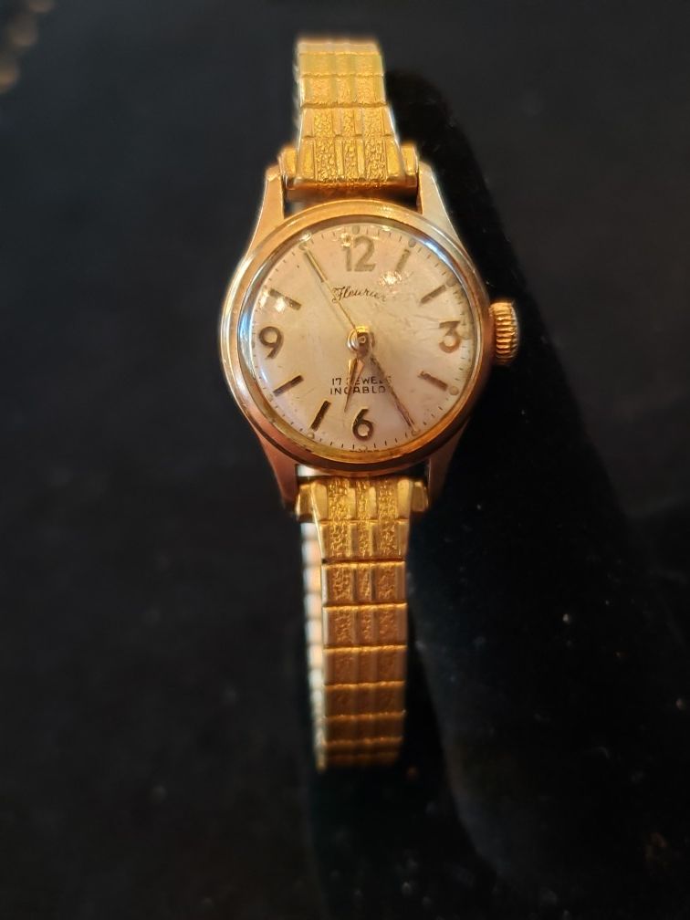 $30. Vintage Fleurier Ladies 17 Jewels Incabloc watch. WORKS. Gold-plated. Marked U.S.A. Stretch watch and fits wrist up to size 7.5 in.