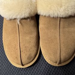 woman’s size 8 sheepskin slippers 