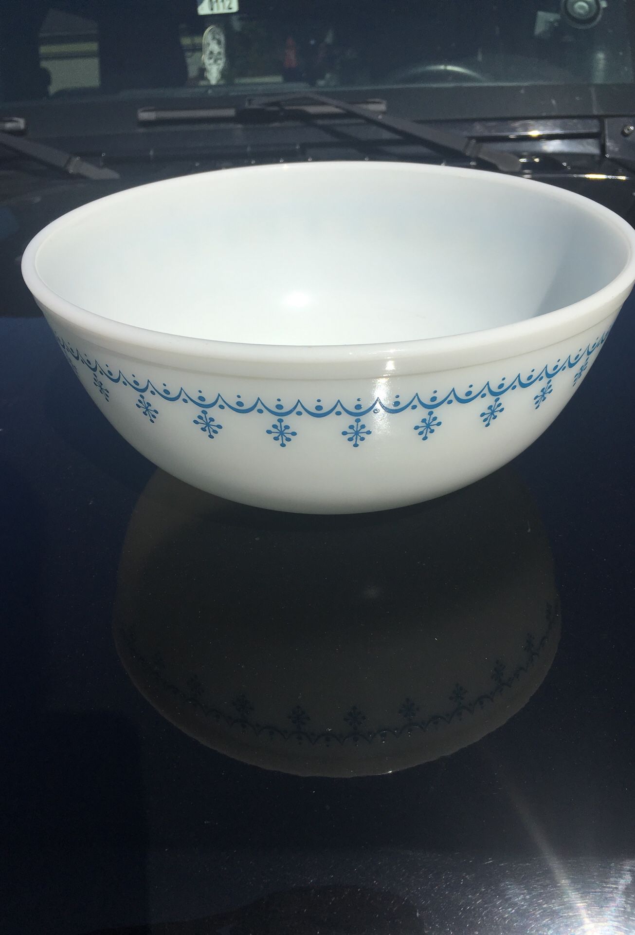 Pyrex #404 garland white and blue snowflake ❄️ 4 quart mixing bowl