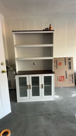 Kitchen pantry cabinet