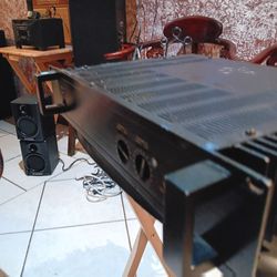 YAMAHA AMPLIFIER  MODEL P2075.  250 WATTS MADE IN JAPO. PROFESSIONAL AMPLIFIER. EN PERFECTA CONDICION