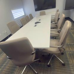 Mesa Y Sillas Conference Room