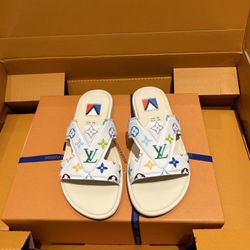  Fashionable printed slippers