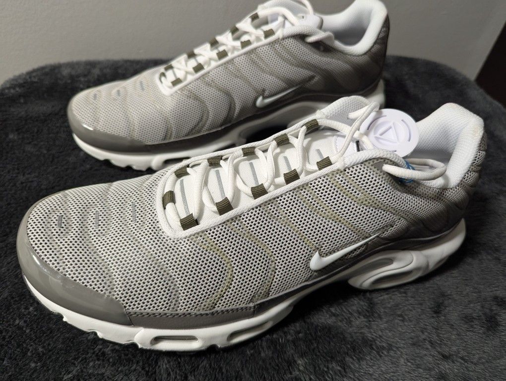 Nike Air Maxes... SIZE 12... NEW