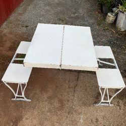 FOLDING TABLE 