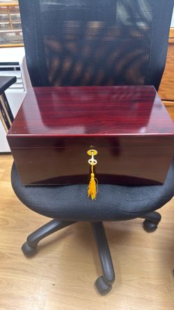 Large capacity cigar humidor and travel humidor