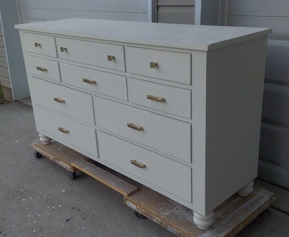 Gorgeous Knotty Pine Triple Dresser with 10 Drawers