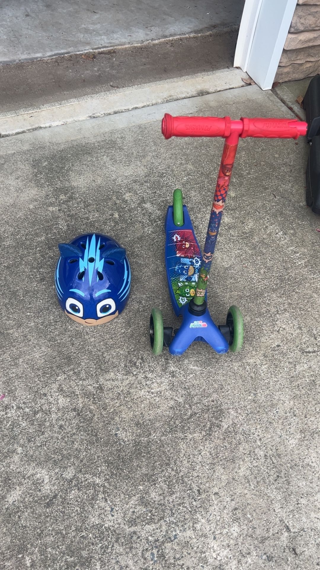 PJ Mask 3 Wheel Scooter With PJ Mask Helmet