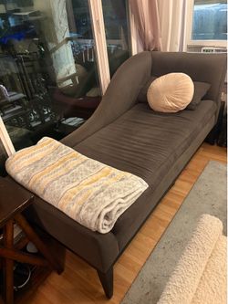 MUST GO — Chaise Lounge