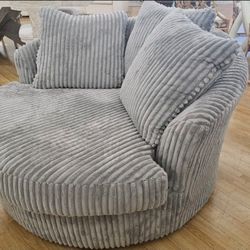 Lindyn Fog Gray Swivel Chair 