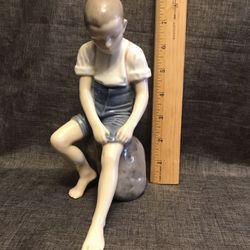 Vintage Porcelain Collectable Figurine 