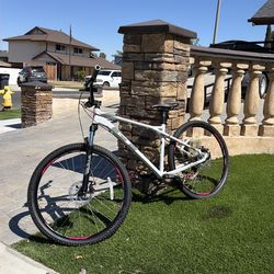 GT Laguna Pro 27.5" Mountain Bike - Medium Frame - Disc Brakes bike bicycle bika