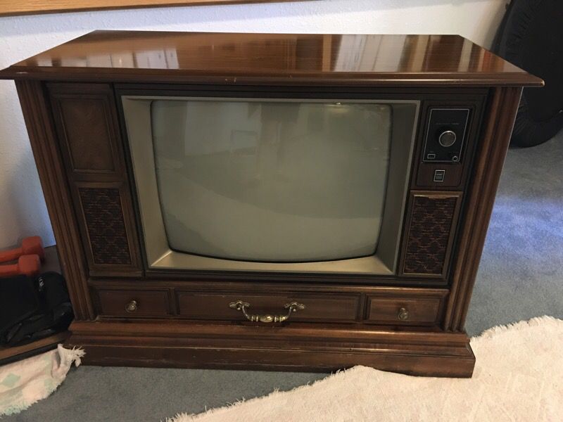 Vintage Console color TV Montgomery Ward Model GGV 16310A