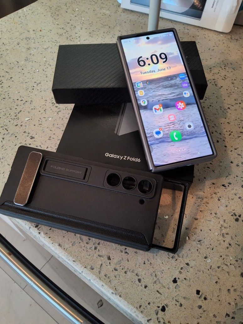 Unlocked Galaxy Z Fold 6 (1 Tb)