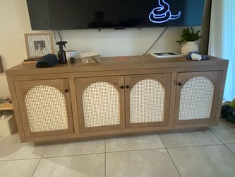 TV table (w cabinets)