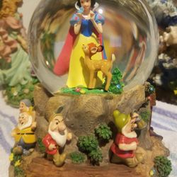 SNOW WHITE AND THE SEVEN DWARFS SNOW GLOBE