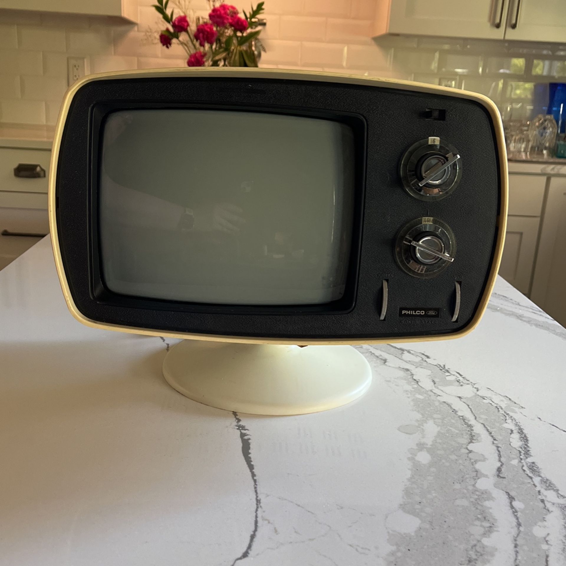 Vintage Philco Ford Tv Television With Swivel Base
