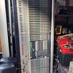 Soundcraft Pro Mixing Table 40 Channels 