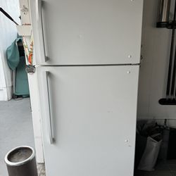 Insignia 18.1 Cu Ft. Top Freezer Refrigerator -White