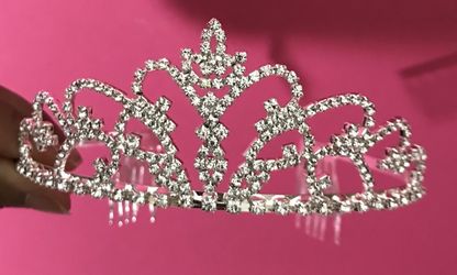 Beautiful tiara crown hair Assessory with combs!