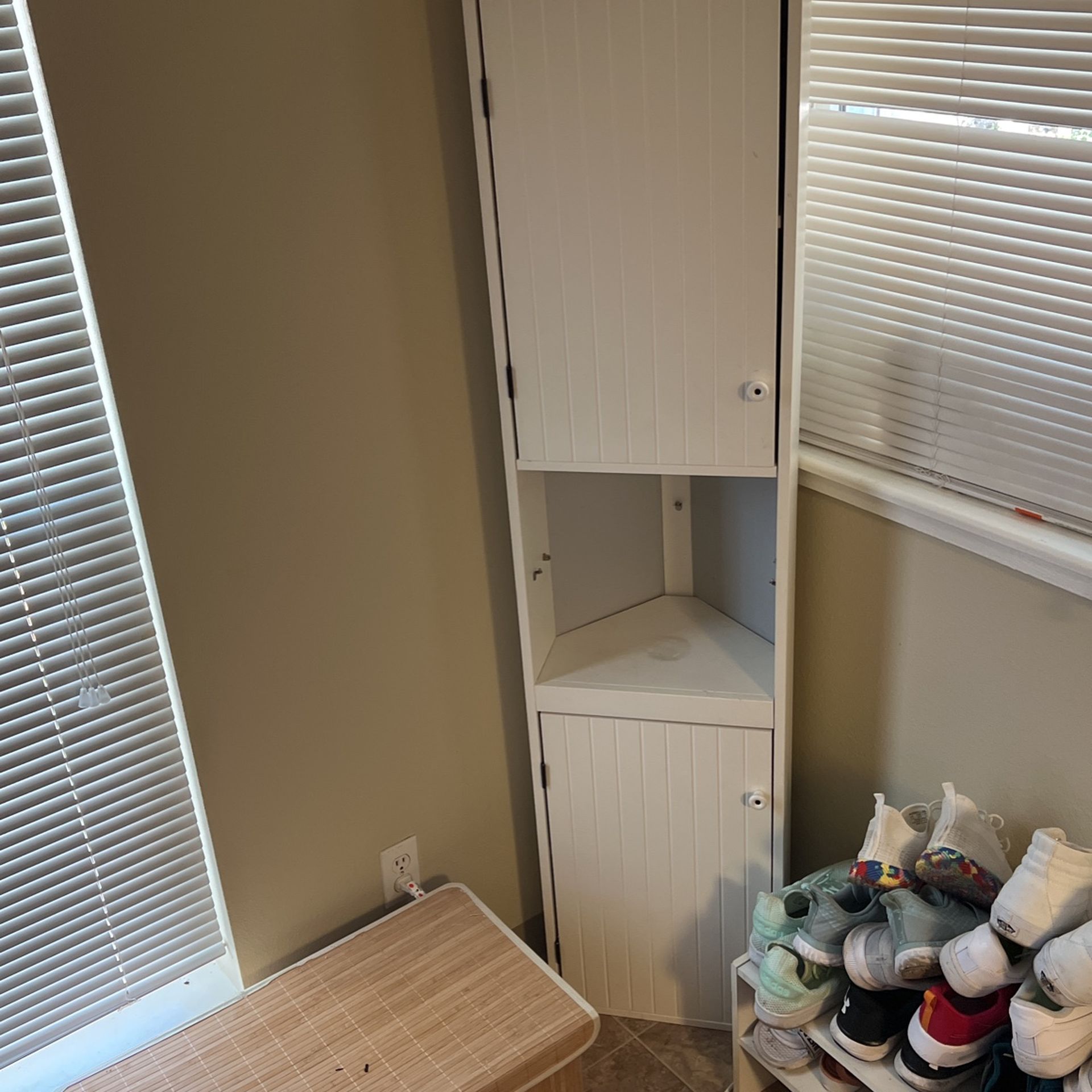 Corner Cabinet/shelf 
