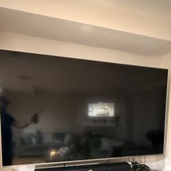 Samsung 75” Smart TV 4K  With Wall Bracket