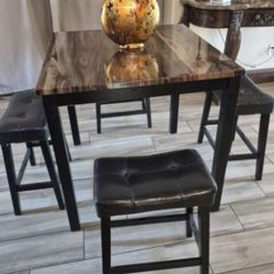 Beautiful High Table And 4  Bar Stools Exelent Condition 