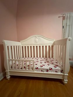 Disney Princess 3 in 1 Crib and Dresser for Sale in Stickney IL OfferUp