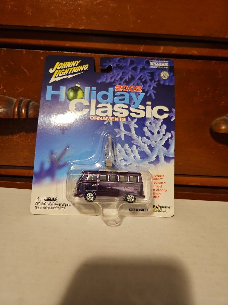 2002 Johnny Lightning Holiday Classic 65 VW 21-Window Bus