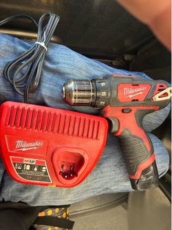 Milwaukee M12 driver & drill set