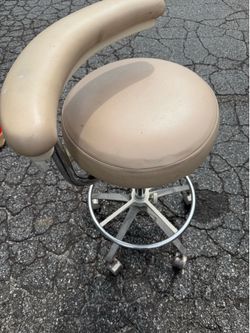 CREAM SWIVEL CHAIR