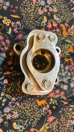 High-pressure fuel pump mount bracket