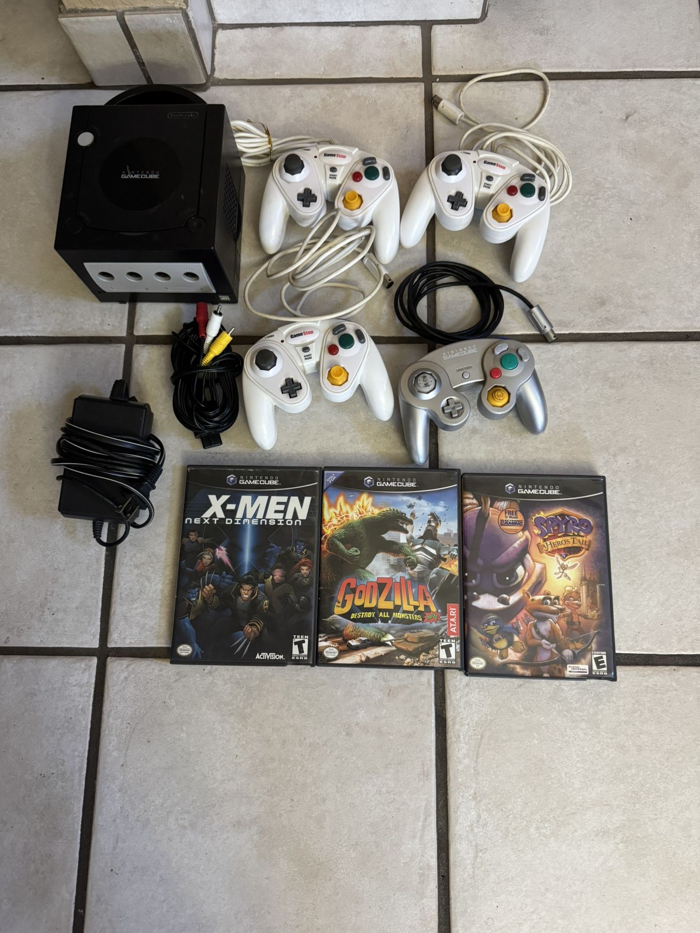 Nintendo GameCube 4 Controllers 3 Games 