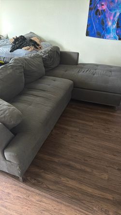 Excellent 2-piece Sofa/Couch With Pillows