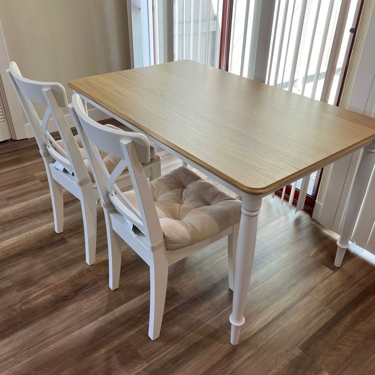 2 padded chairs & dining room table oak + white from Ikea
