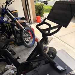 Peloton Bike (Like New) Newest Model