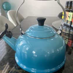 Le cruset kettle ( IF THE ADD IS UP IT’S AVAILABLE)
