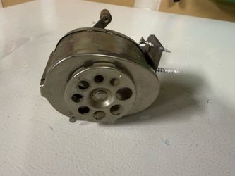 Hand-crank pencil sharpener