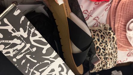 black sandels size 6 1 and a half