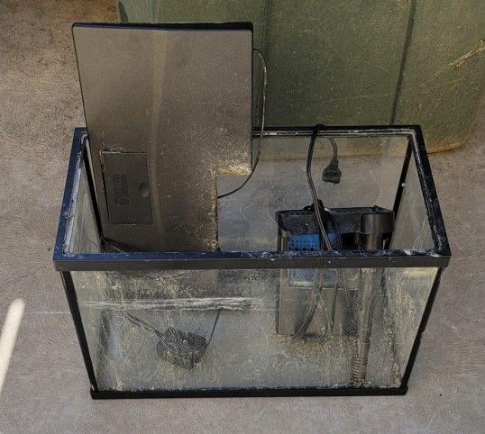 5 Gallon Fish Tank With Lid And Filter 10.00
