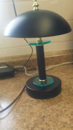 Lamparita de noche de color verde y negror